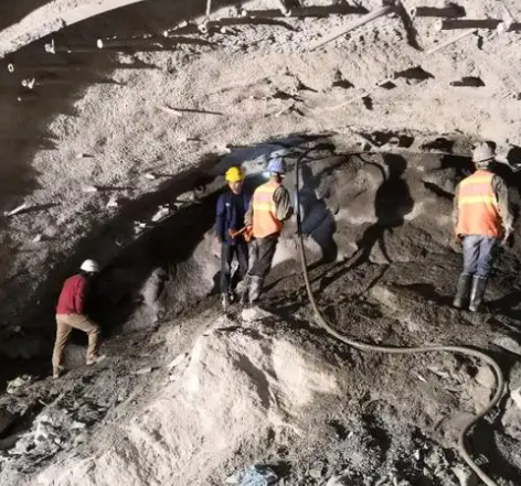 渭城拱顶带模注浆料的施工流程及注意事项